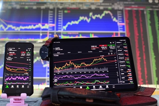 comprehensive guide to macd vs stochastic featured image